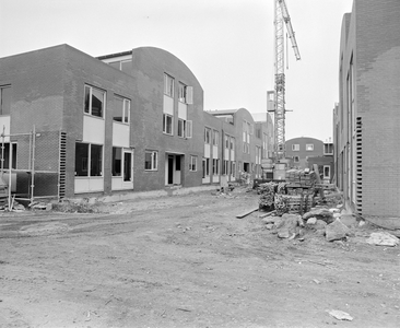 884649 Gezicht op de huizenbouw aan het Tidorepad te Utrecht, met links woningen grenzend aan de Floresstraat en rechts ...